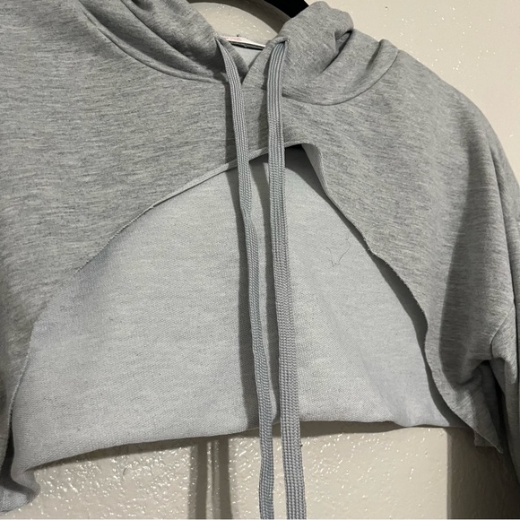 Romwe Light Gray Super Cropped Hoodie Size 6 - Picture 4 of 7
